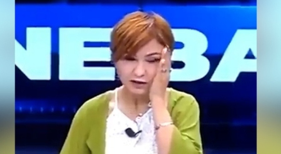 Malatya'da kadın sunucu canlı yayında depreme yakalandı