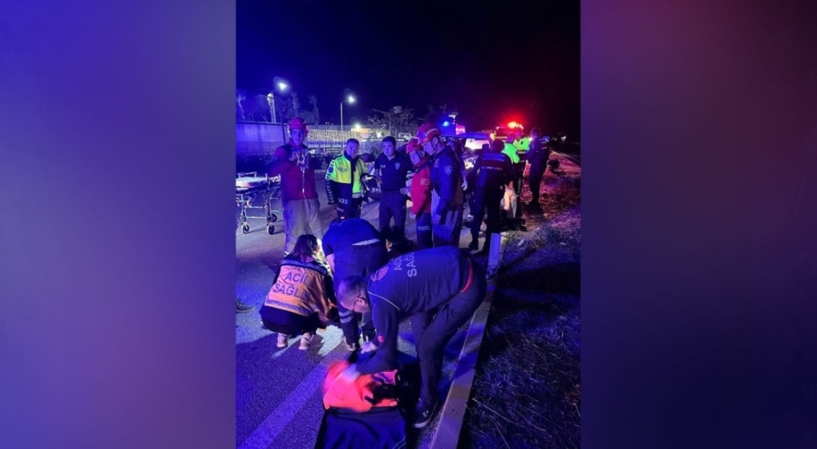 Minibüs, polis aracına çarptı: 1'i polis, 3 yaralı var