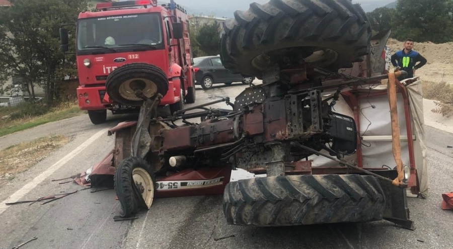 Bursa'da servisten indirilen öğrencilerin bindiği traktör kaza yaptı: 6 yaralı