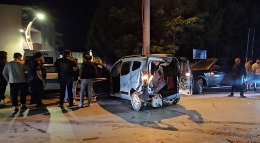 Otomobil park halindeki hafif ticari araca çarptı: 1 ölü, 1 ağır yaralı