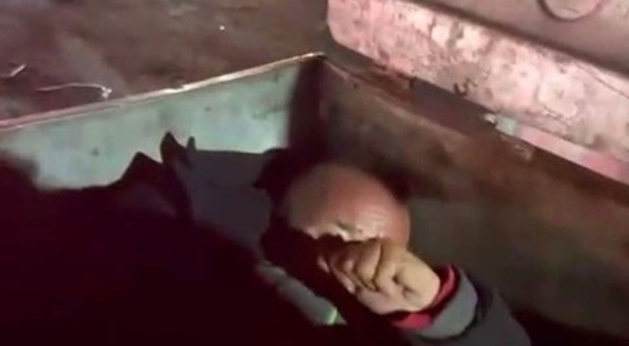 Dövüp çöp tenekesine attılar