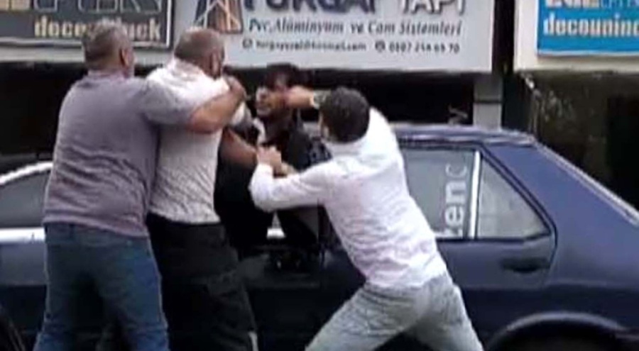 Sürücüyü camdan çıkarıp dövdüler! Çok sayıda tutuklama