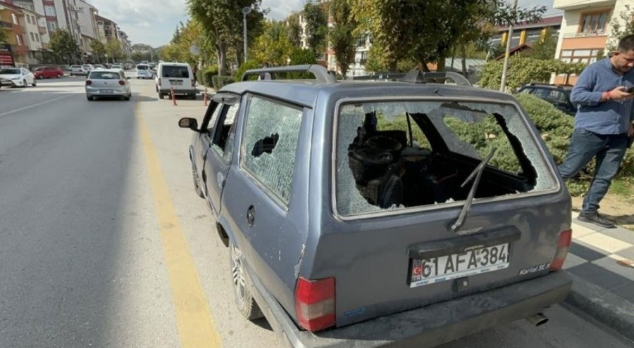 Sinir krizi geçiren vatandaş otomobilini parçaladı