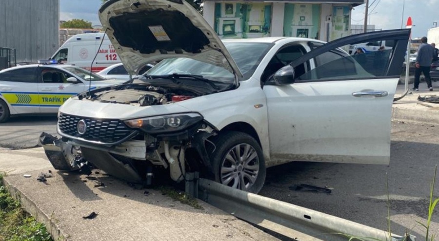 Korkunç kaza! Otomobil kaldırıma çıktı: 1'i bebek 3 yaralı