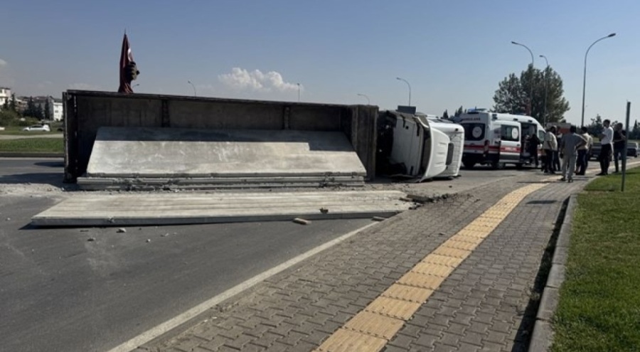 Beton blok yüklü TIR devrildi