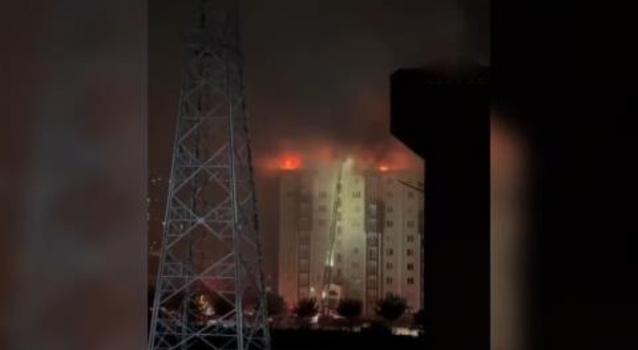 10 katlı binanın çatısında yangın çıktı