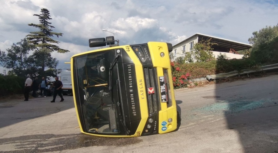 Bursa Mudanya'da toplu taşıma aracı devrildi