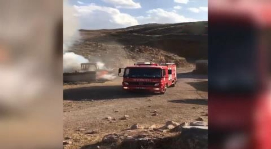 Arazi yangınında traktör kullanılmaz hale geldi