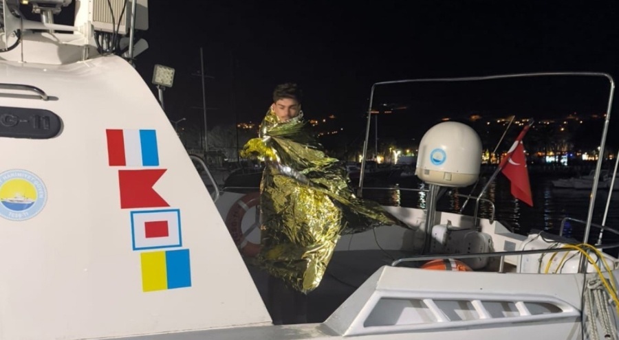 Yüzerek yurt dışına çıkmaya çalıştı, Sahil Güvenlik kurtardı