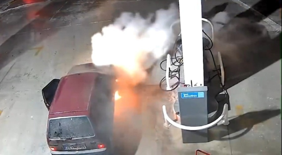 Akaryakıt istasyonunda otomobil alev aldı