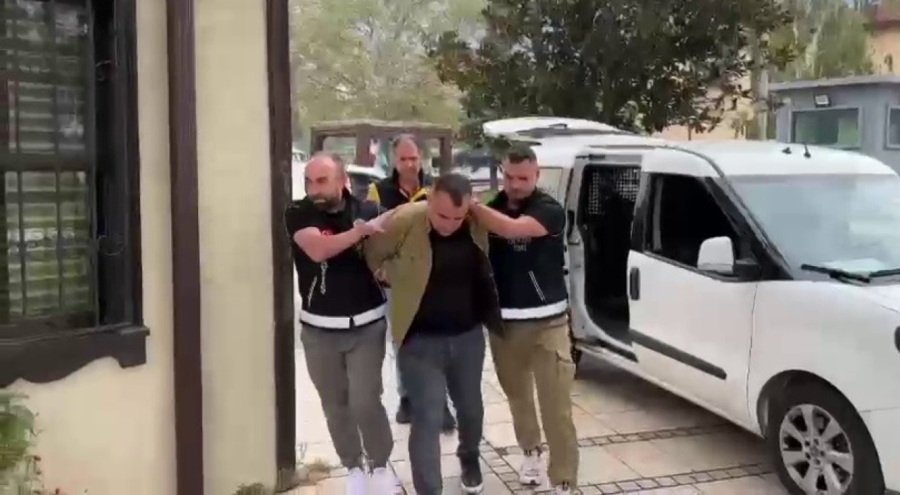 Bursa'da 56 yıl kesinleşmiş hapis cezasıyla aranırken, kardeşinin kimliğiyle yakaladı