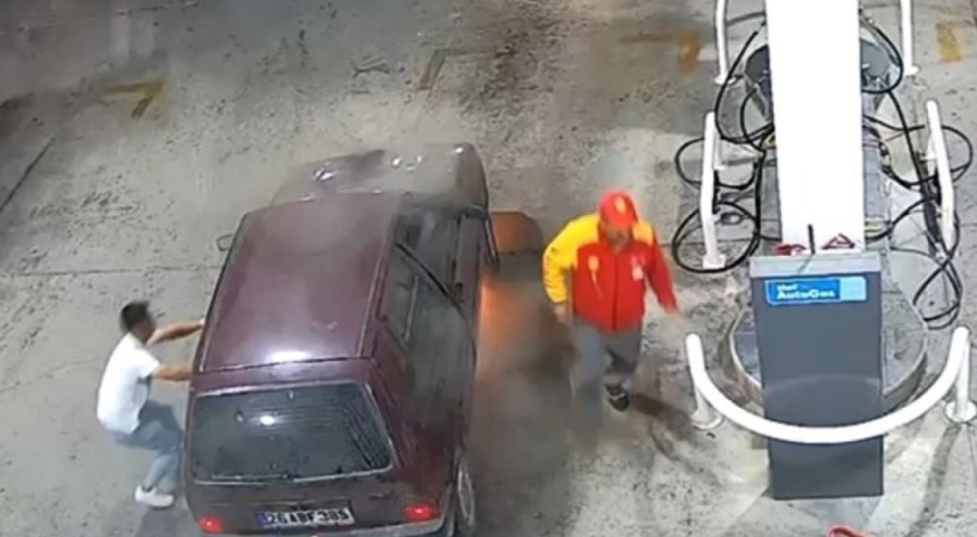 Korkutan anlar! Akaryakıt istasyonunda otomobil yangını