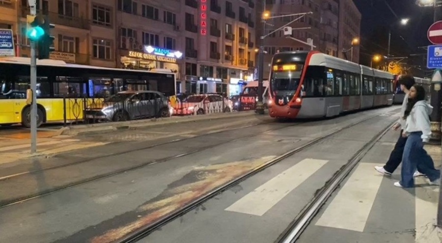 Yolun karşısına geçmeye çalışırken tramvayın altında kaldı