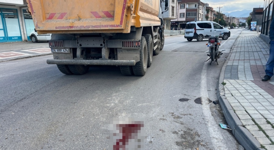 Bursa'da kamyonla çarpışan motosikletli genç hayatını kaybetti