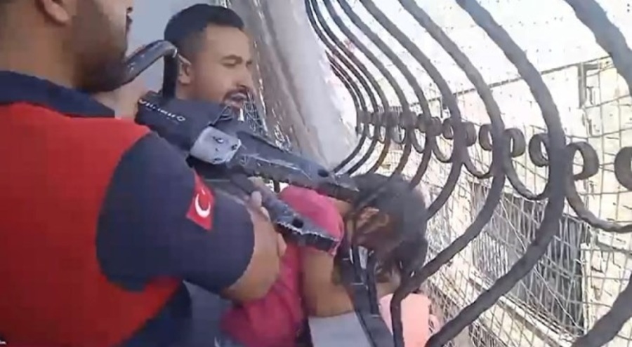 Kafası demir korkuluğa sıkışan çocuk kurtarıldı