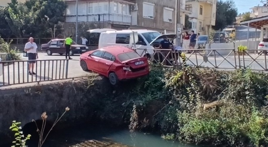 İrlandalı sürücünün otomobili sulama kanalında asılı kaldı