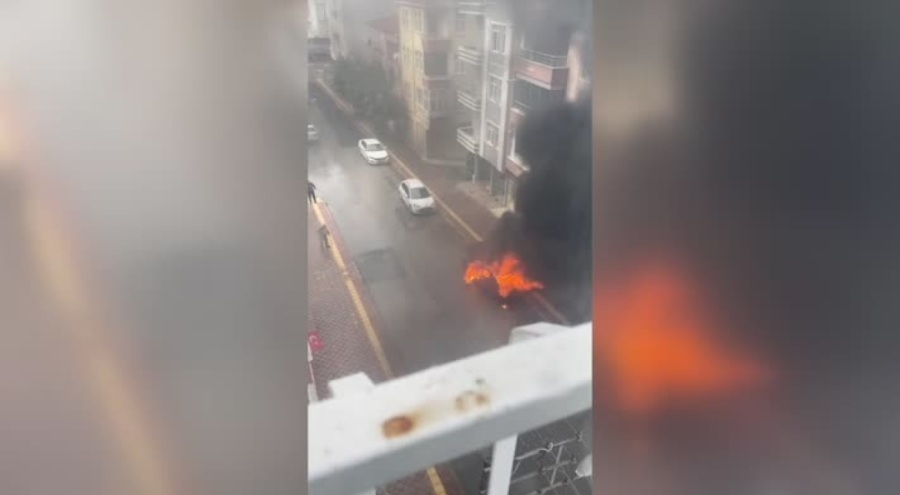 Park halindeki otomobilde yangın çıktı