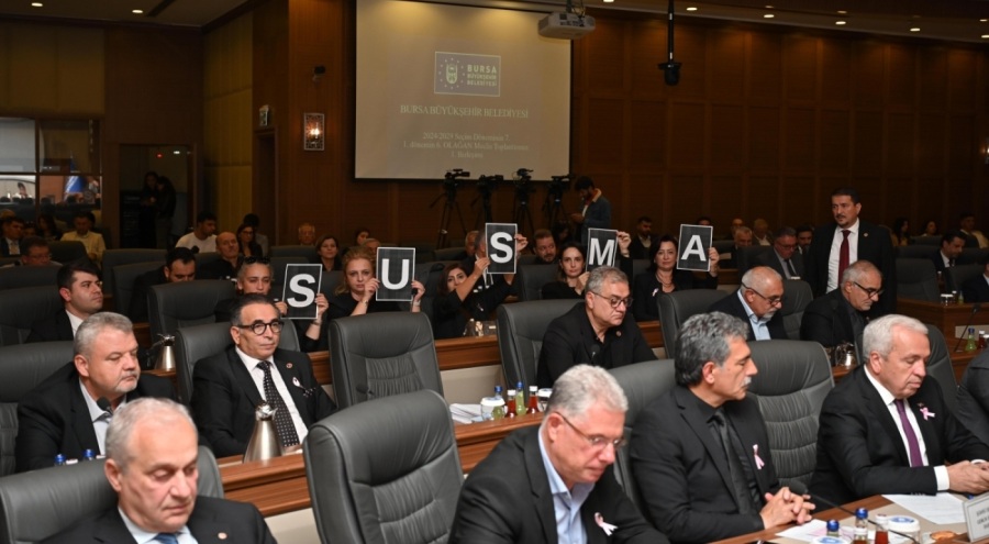 Bursa Belediye Meclisi'nde kadınlardan cinayetlere karşı eylem