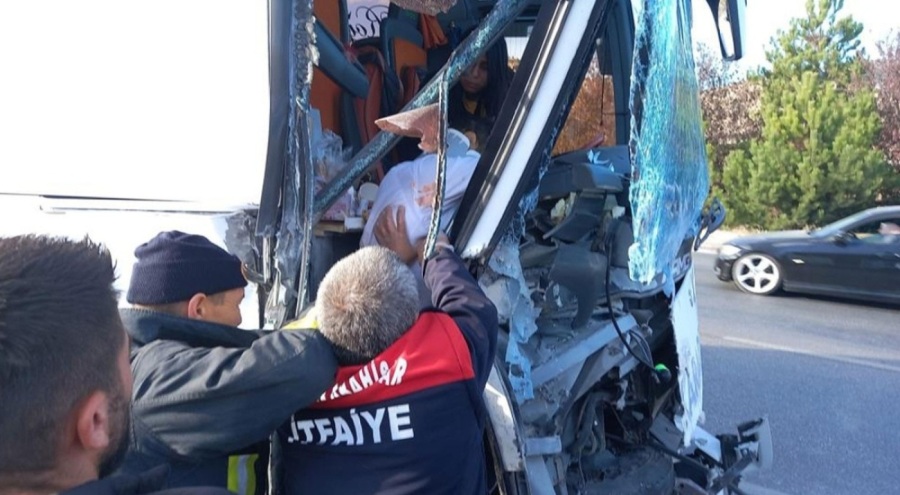 Yolcu otobüsü kamyona çarptı: 20 yaralı