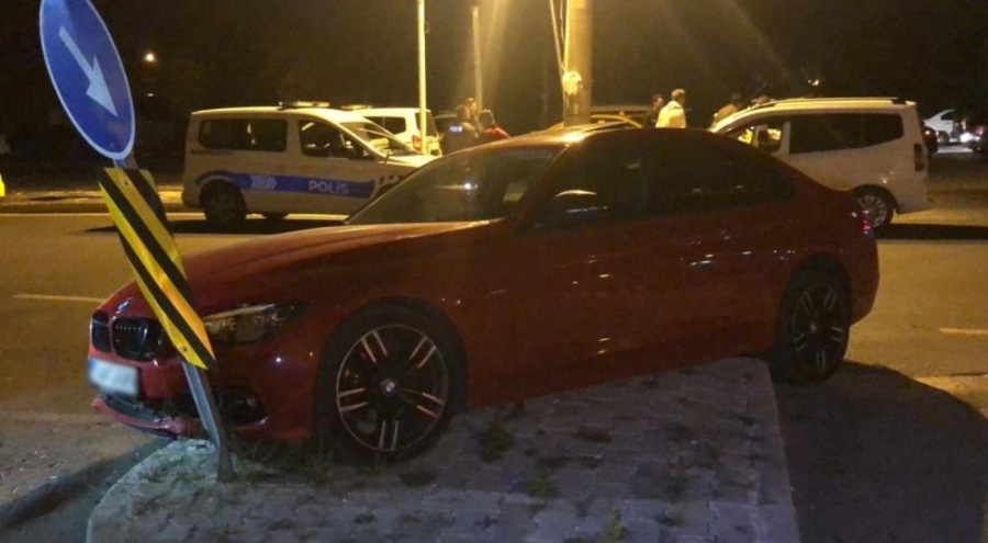 Polis uygulamasını seyrederken otomobiliyle kaldırıma çıktı