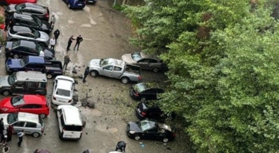 Yamaçtan kopan kaya parçaları araçların üzerine düştü!