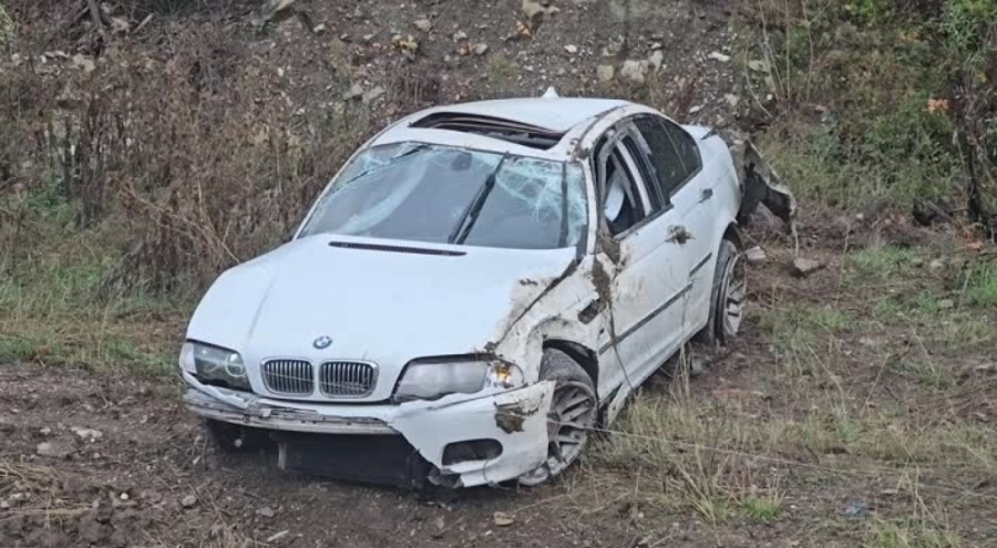 Otomobil şarampole devrildi: 2 yaralı