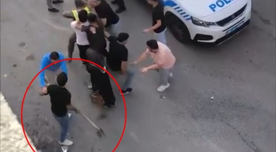 Bursa'da husumetlilerin kürekli yumruklu kavgası kamerada