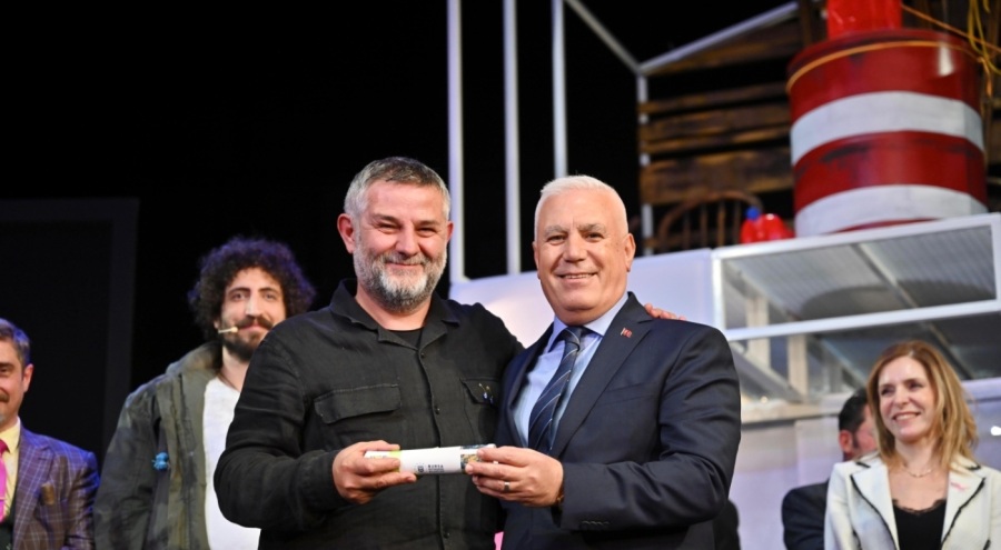 "Süleyman ve Öbürsüler" tiyatro oyunu Bursalılarla buluştu