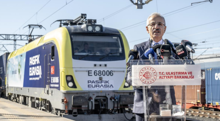 Bakan duyurdu: Türkiye'nin ilk özel uluslararası yük treni seferlere başladı