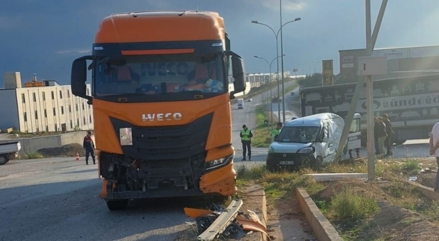 Bursa'da TIR, hafif ticari araca çarptı!