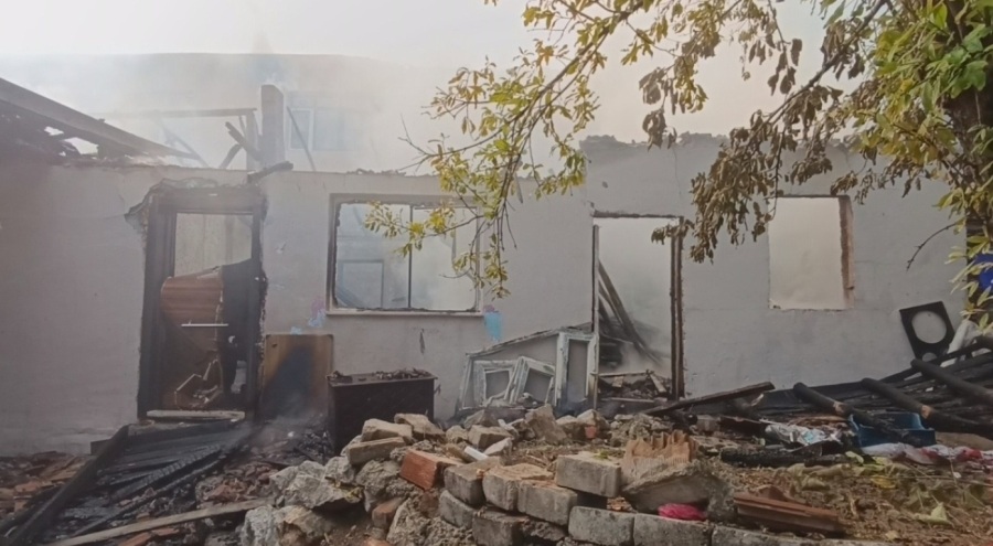 Bir evde çıkan yangın yakınındaki eve de sıçradı