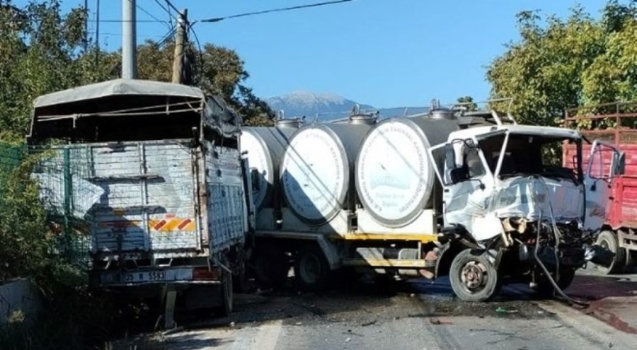Kamyonlar kafa kafaya çarpıştı: İki kişi yaralandı