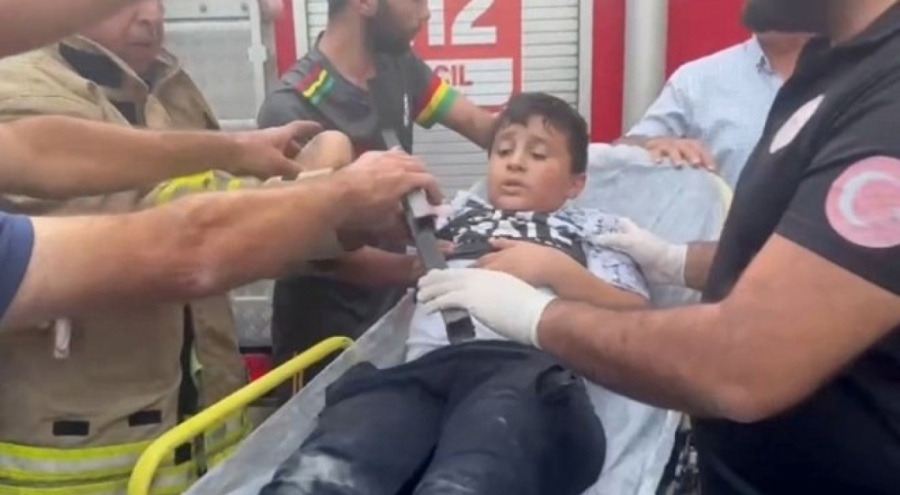 Damdan düşen çocuğun koluna demir korkuluk saplandı!