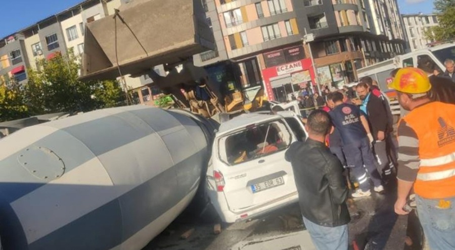 Bingöl'de beton mikseri aracın üzerine devrildi!