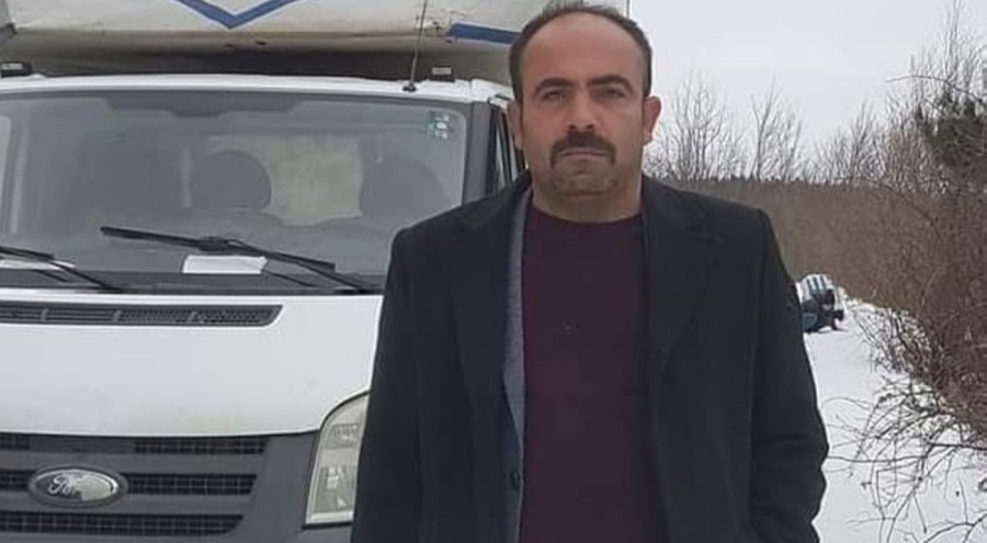 Tüfeğini gösterirken akrabasını vurdu