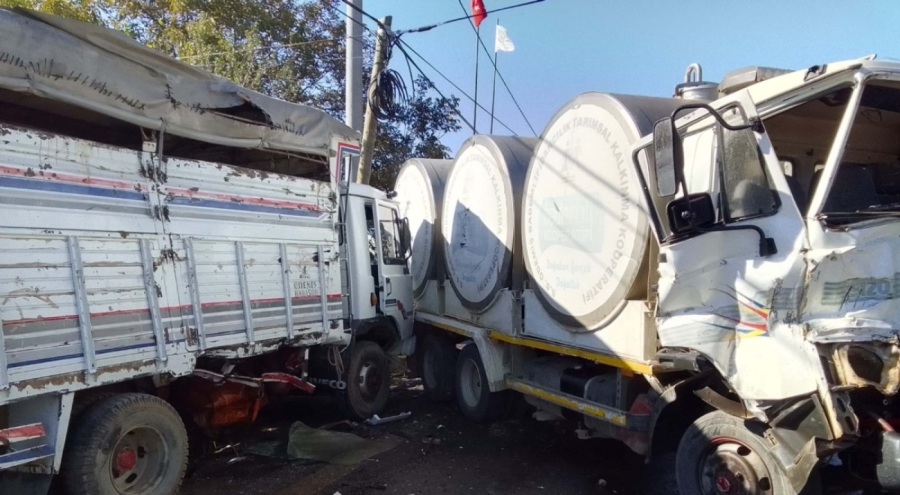 Süt tankeri ile kamyon çarpıştı: 2 yaralı