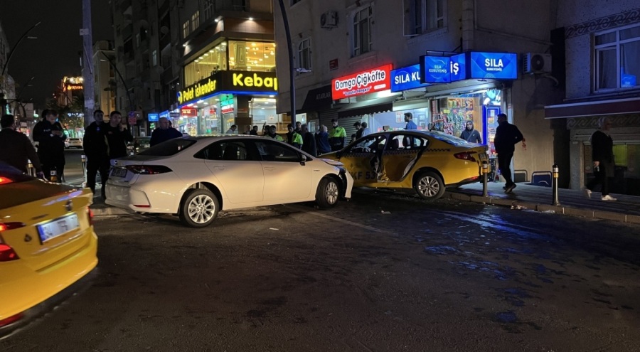 Otomobil ile taksi çarpıştı: 3 yaralı