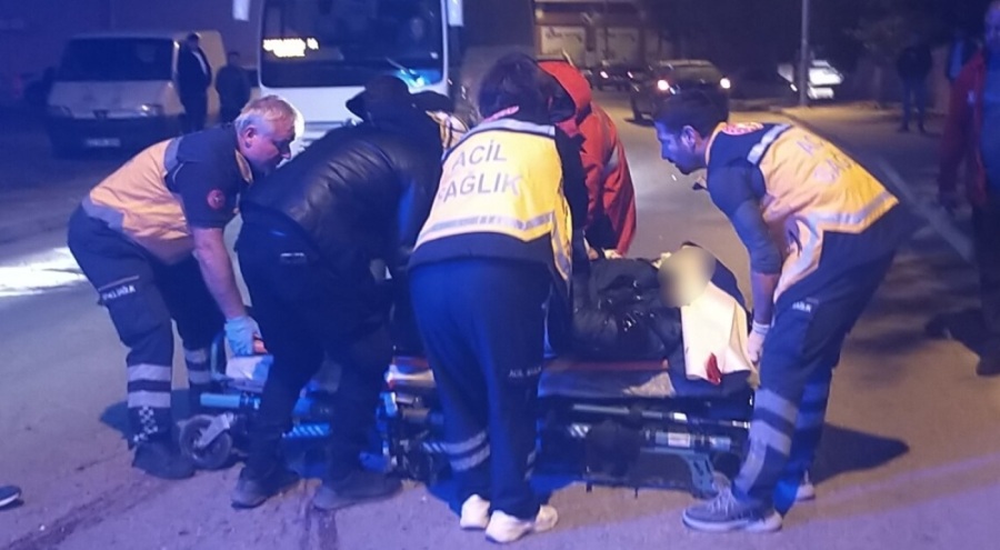 Devrilen motosikletten savrulan sürücü otomobilin altında kaldı