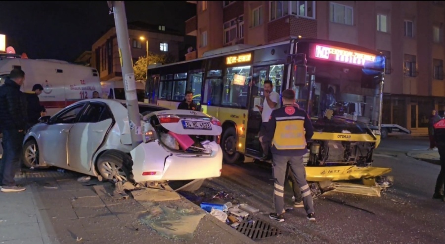 Ataşehir'de İETT otobüsü ile otomobil çarpıştı: 4 yaralı