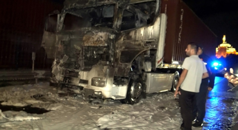 Park halindeki tır alev alev yandı