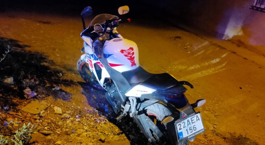 Devrilen motosikletteki 2 kişi yaralandı