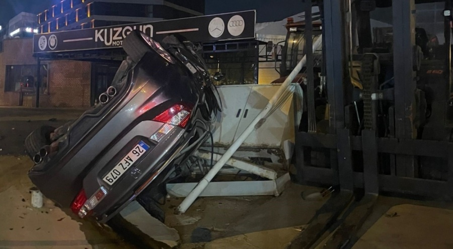 Bursa'da direksiyon hakimiyetini kaybeden sürücü otomobiliyle takla attı