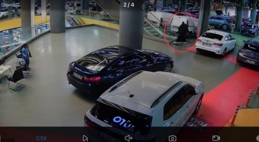 Çarşaf giyip silahla oto galeriyi taradı!