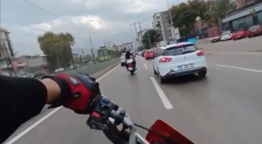 Bursa'da seyir halindeki motosikletin sürücüsü 'Hadi düşüyorum' dedikten sonra kaza yaptı!