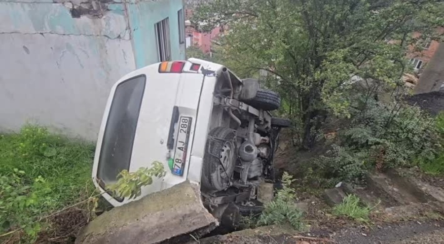 Devrilen camlı panelvandaki 7 çocuk yaralandı