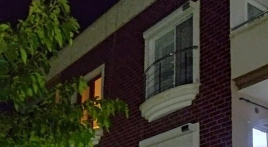 Evinin balkonundan düşen öğretmen öldü