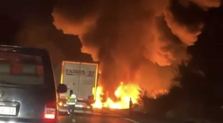 Seyir halindeyken motoru tutuşan TIR alev alev yandı