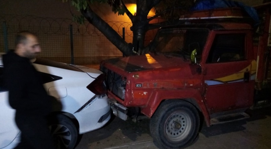 Bursa'da kaza yapan sürücü başka bir aracın çarpması sonucu ağır yaralandı
