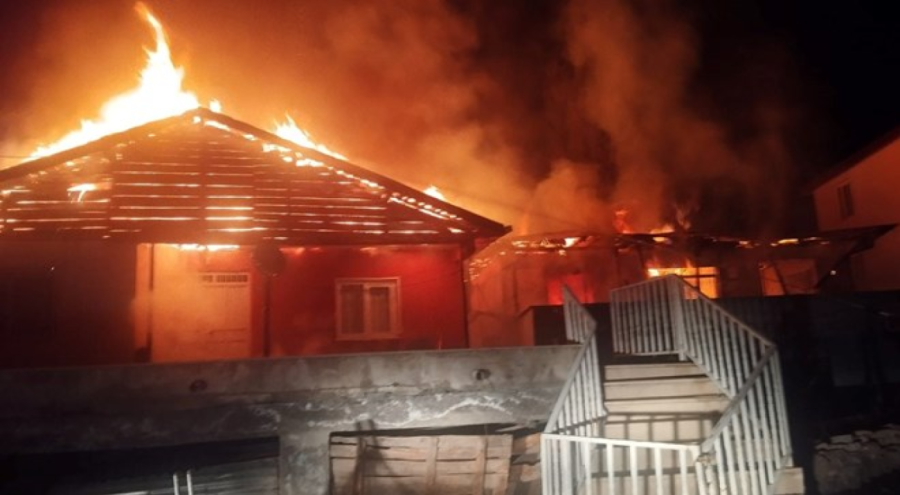 Köy evleri cayır cayır yandı