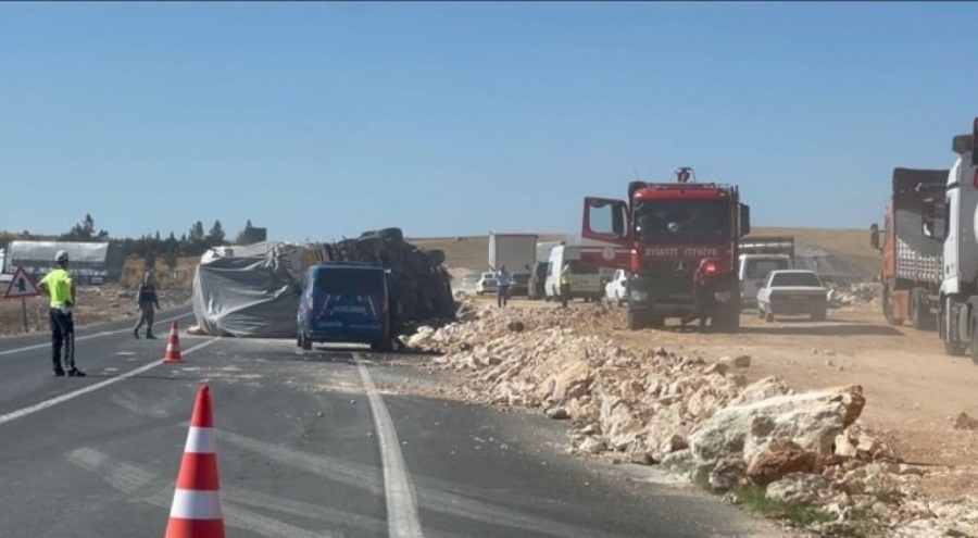 Saman balyası yüklü TIR devrildi